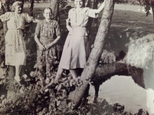 Antonina Gibus Tomaszewska żona ostatniego młynarza na młynie w Cienia Młyn, tu w sroodku z córkami Zofią po lewej i Jadwigą po prawej zdjęcia nad rzeką Cienia